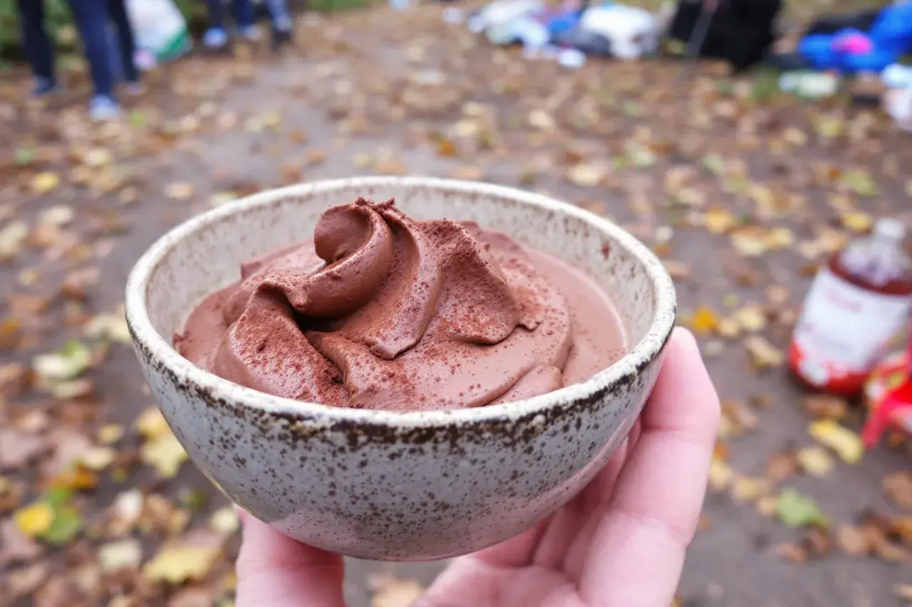 Mousse au chocolat sans oeuf, on dirait un dessert parfait pour un pique-nique automnal.