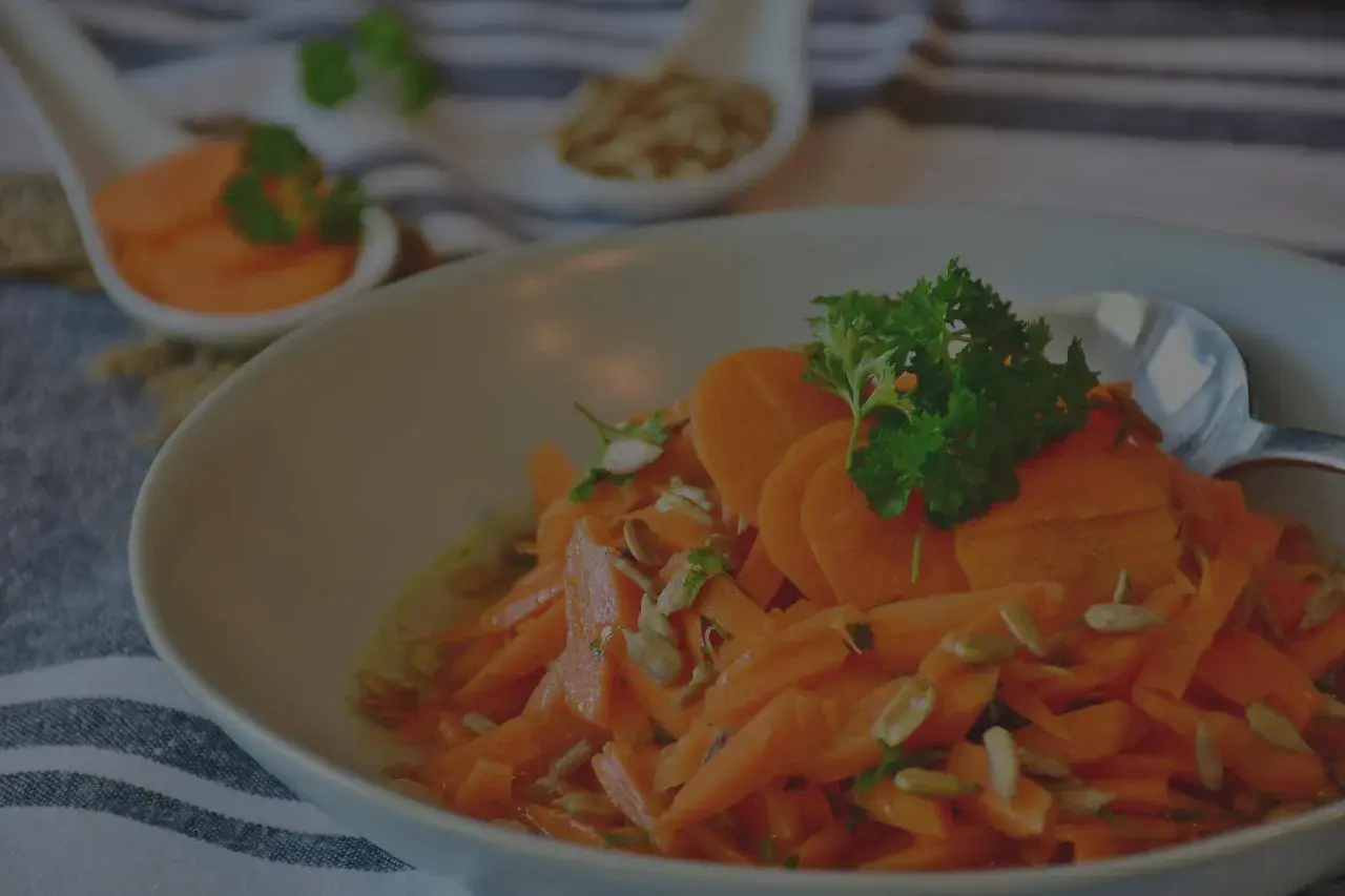 Carottes Vichy grand-mère, une salade fraîche et colorée, garnie de persil et de graines de tournesol. Un délice simple et savoureux.