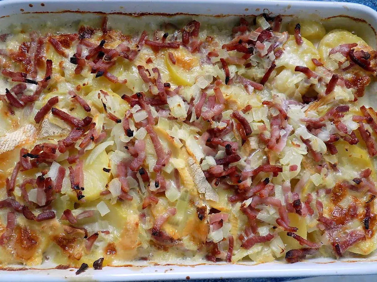 Tartiflette au four, prête à être dégustée. Le temps de cuisson a rendu les pommes de terre fondantes et le reblochon gratiné.