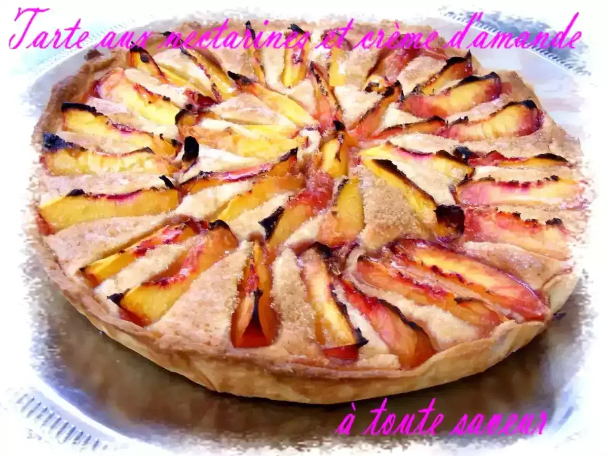 Tarte aux nectarines et crème d'amande, un délice doré et fruité, prêt à être dégusté.