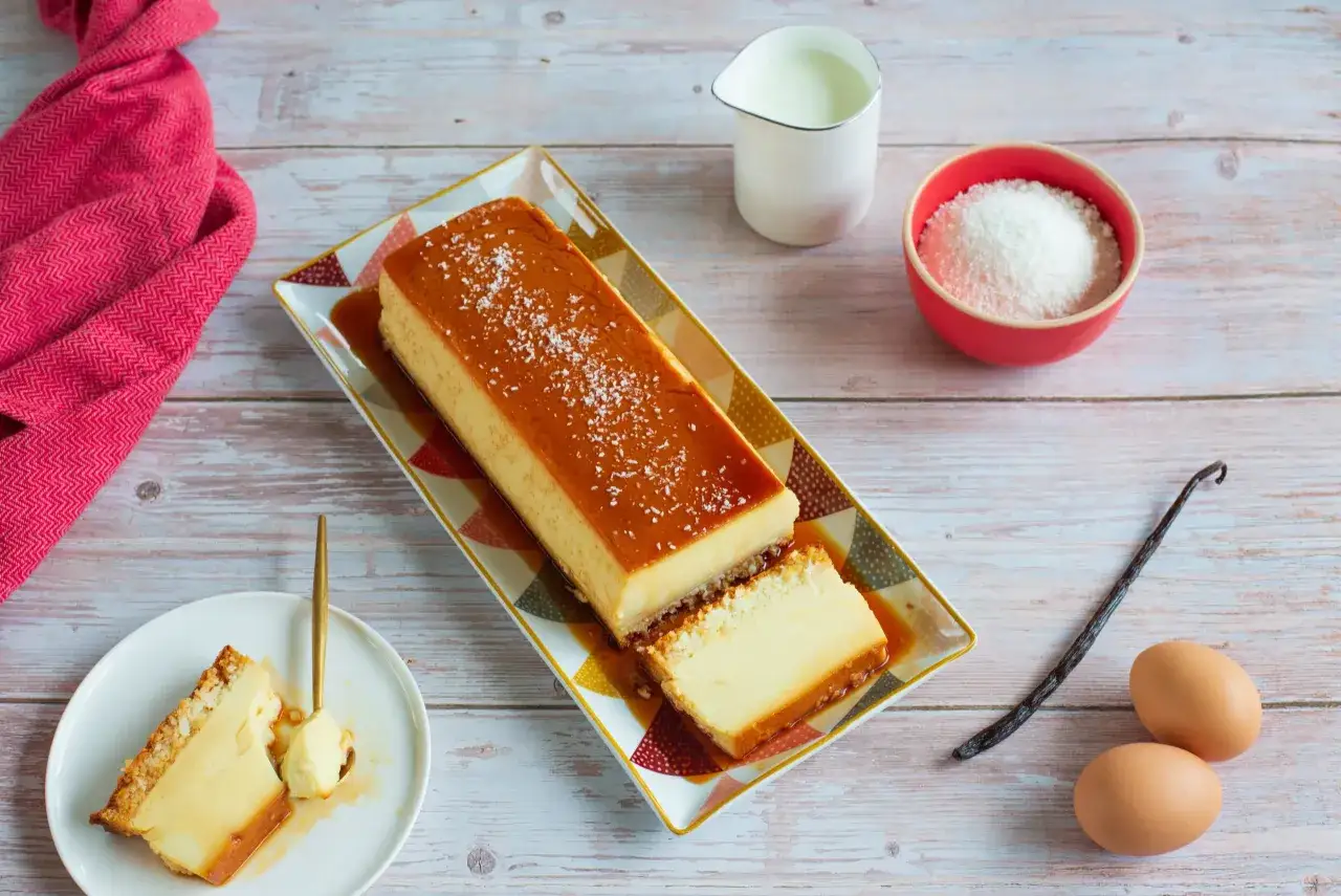 Un délicieux flan coco lait concentré Nestlé, parsemé de noix de coco râpée, prêt à être dégusté.