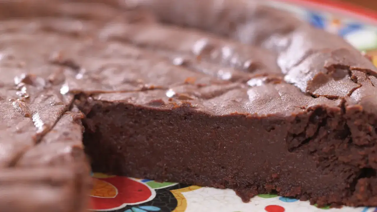 Un fondant au chocolat Laurent Mariotte, dense et onctueux, coup&eacute; en part. Un d&eacute;lice gourmand.