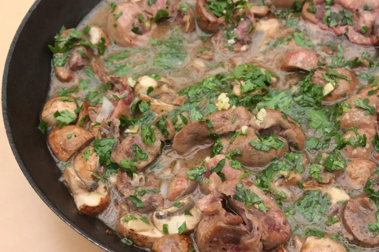 Rognon de veau fa&ccedil;on grand-m&egrave;re, mijot&eacute; avec des champignons et persil frais, dans une po&ecirc;le en fonte. Un plat r&eacute;confortant.