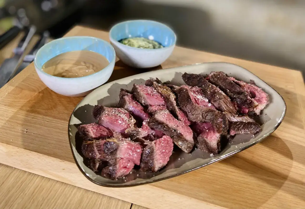 D&eacute;licieuse basse c&ocirc;te de b&oelig;uf au barbecue, tranch&eacute;e et servie avec deux sauces onctueuses.
