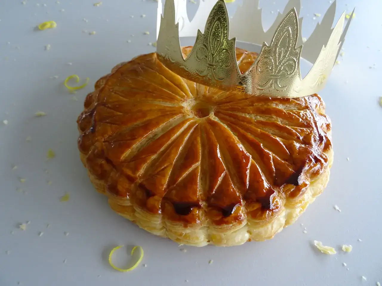 Une galette aux amandes dor&eacute;e, orn&eacute;e d'une couronne royale. Parfaite pour c&eacute;l&eacute;brer le roi ou la reine de la f&ecirc;te !