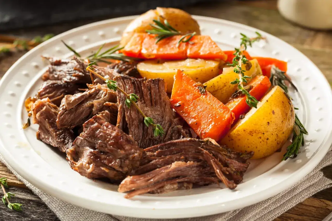 Un plat de b&oelig;uf effiloch&eacute;, carottes et pommes de terre r&ocirc;ties, inspir&eacute; par la recette b&oelig;uf carottes Laurent Mariotte.