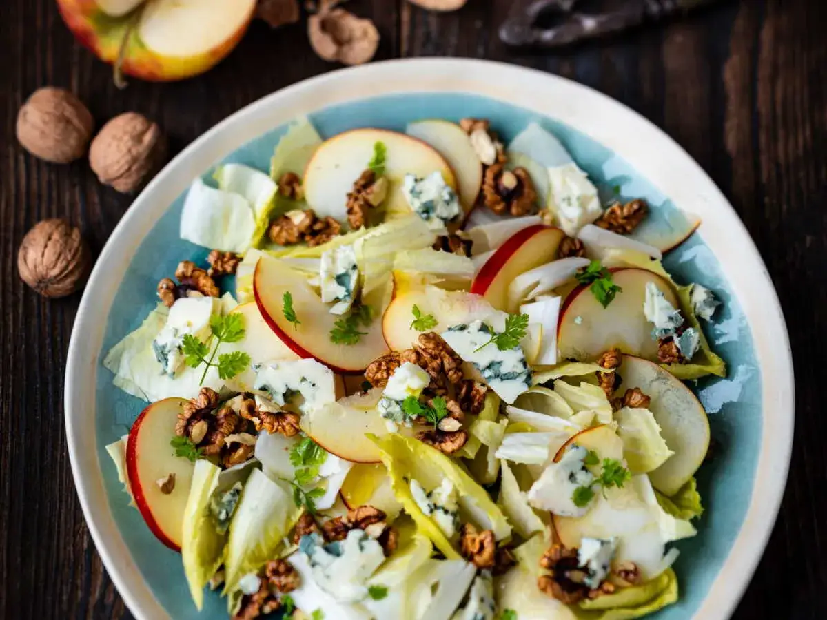 Salade croquante d'endives, noix et pommes, parsem&eacute;e de bleu d'Auvergne. Un d&eacute;lice pour les papilles.