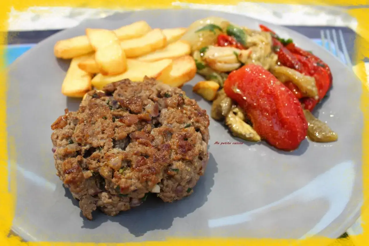 Un délicieux steak haché plancha, accompagné de frites dorées et d'un mélange de légumes grillés.