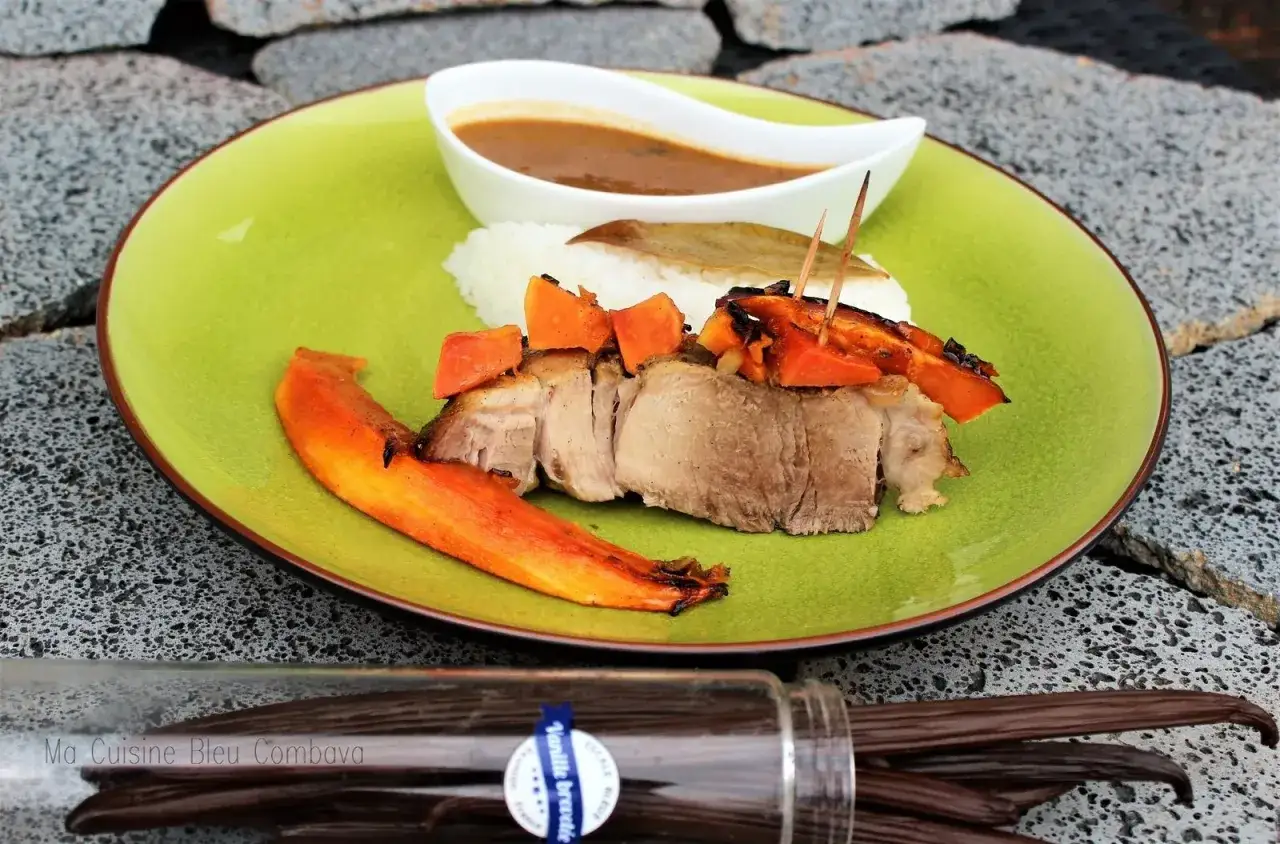 Délicieuse rouelle de porc rôtie, servie avec des carottes caramélisées, du riz blanc et une sauce onctueuse.
