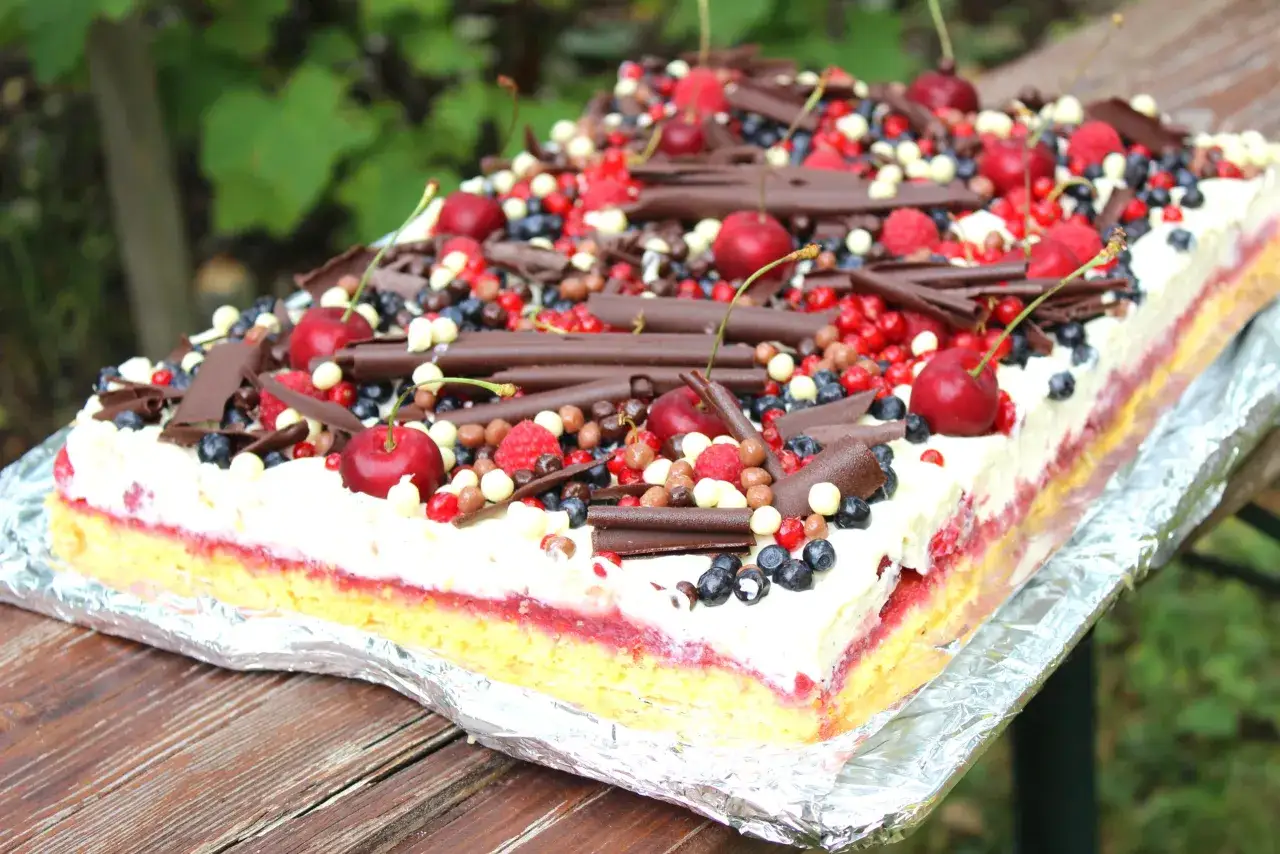 Un g&acirc;teau d'anniversaire facile et bluffant, garni de fruits rouges, de chocolat et de cr&egrave;me. Parfait pour une f&ecirc;te !