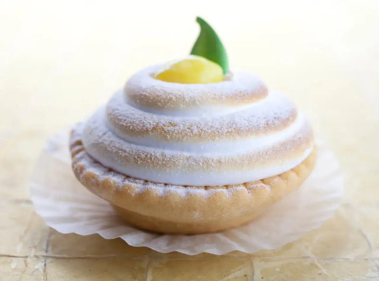 Une délicieuse tartelette citron meringuée, prête à être dégustée. Sa meringue aérienne et sa garniture acidulée font le bonheur des gourmands.