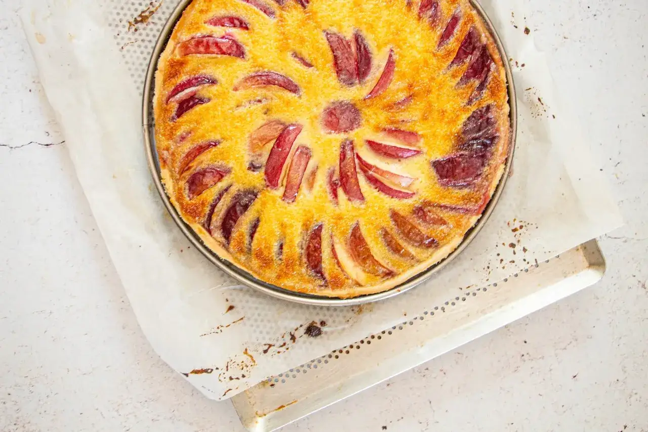 Tarte nectarine dor&eacute;e, aux fruits dispos&eacute;s en rosace sur une p&acirc;te croustillante. Un d&eacute;lice visuel et gustatif.