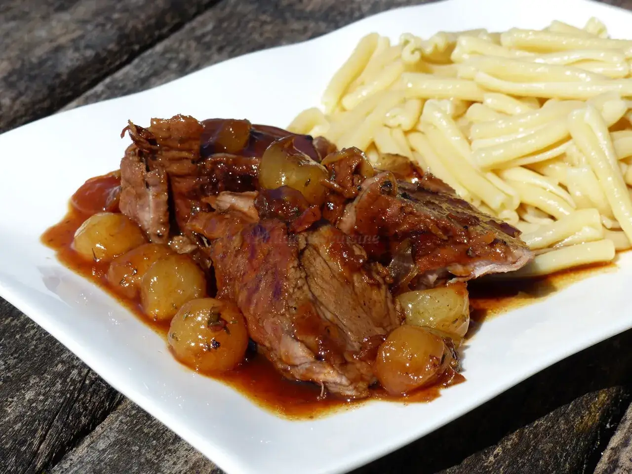 Filet mignon moelleux en sauce avec des oignons grelots et des pâtes. Une recette savoureuse à tester !