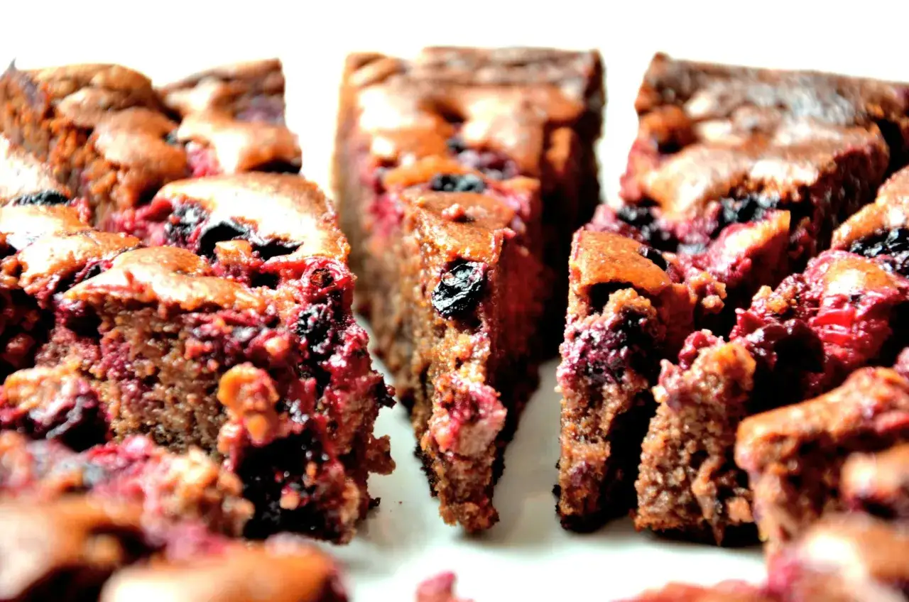 Tranches de semifreddo chocolat aux fruits rouges, un délice gourmand.