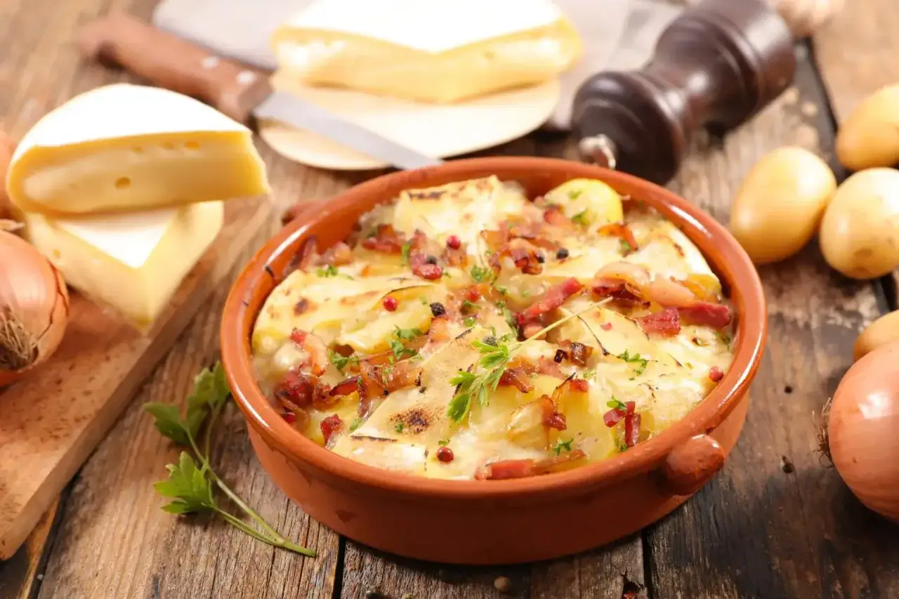 Tartiflette au four, pr&ecirc;te &agrave; &ecirc;tre d&eacute;gust&eacute;e. Le temps de cuisson a rendu ce plat savoyard irr&eacute;sistible.