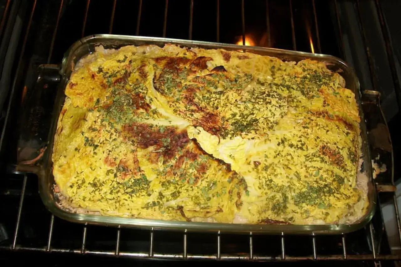 Plat dor&eacute; et gratin&eacute; dans un plat en verre, pr&ecirc;t &agrave; &ecirc;tre d&eacute;gust&eacute;. Une belle recette de choux farci au four.
