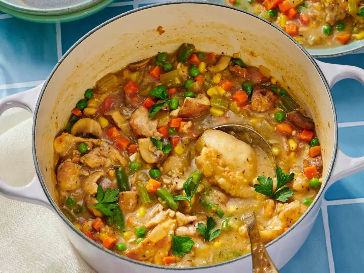 D&eacute;licieux plat mijot&eacute; dans une cocotte, parfait pour une recette one pot au four. Poulet, l&eacute;gumes et sauce cr&eacute;meuse.