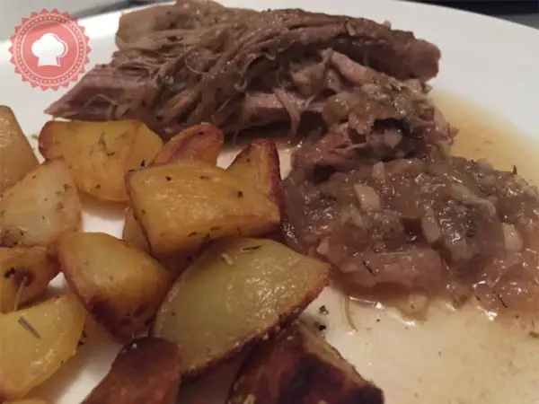 Un plat de filet mignon moelleux, effiloché et servi avec des pommes de terre rôties et une sauce savoureuse. Une recette parfaite pour un repas réconfortant.
