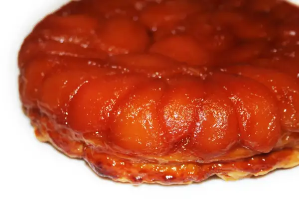 Tarte Tatin caramélisée, ses pommes dorées et sa pâte feuilletée croustillante invitent à la gourmandise.