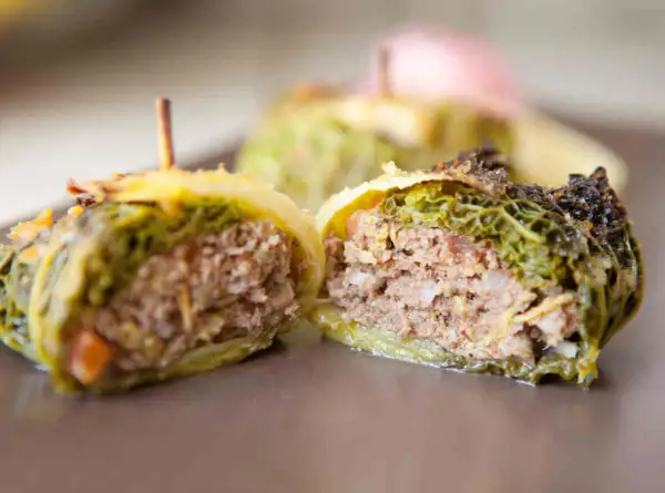 Délicieux choux farcis au four, une recette savoureuse avec une farce généreuse.