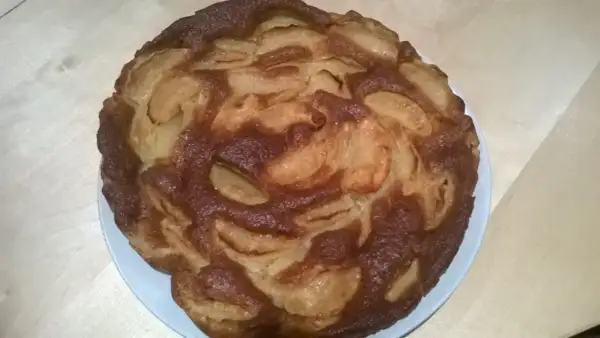 Gâteau aux pommes doré, un délice sans sucre, avec des fruits caramélisés sur le dessus.