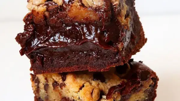 Deux délicieux brookies empilés, un mélange parfait de brownie et de cookie, prêts à être dégustés. Une recette gourmande à essayer !