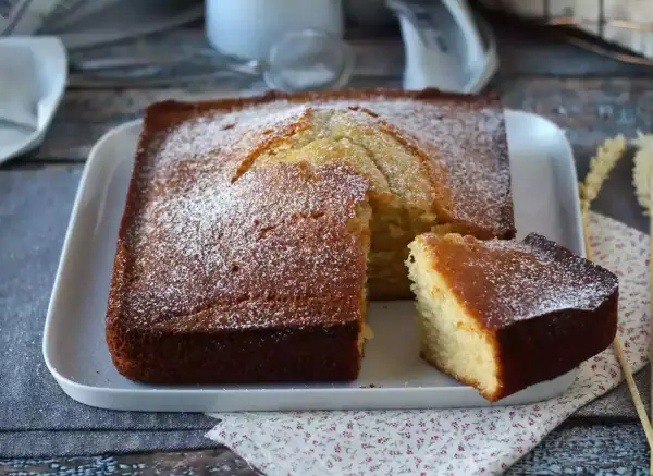 Un délicieux cake fait maison, saupoudré de sucre glace. Parfait pour accompagner votre recette cake préférée.