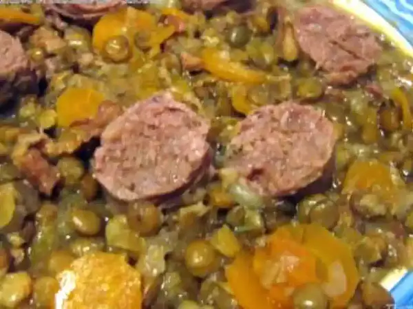 Un plat réconfortant de lentilles saucisses, avec des rondelles de saucisse savoureuses et des légumes colorés.