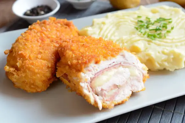 Un cordon bleu croustillant, garni de jambon et de fromage fondant, servi avec une purée onctueuse. Une recette signée Laurent Mariotte.