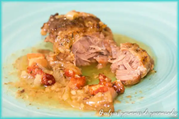 Joues de porc au cidre, tendres et savoureuses, mijotées avec des tomates et des oignons dans une sauce dorée. Un délice pour les gourmands.