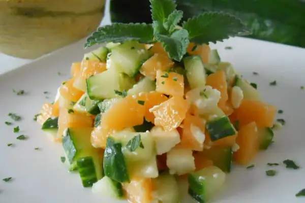 Salade fraîche de melon et concombre, une recette légère et estivale.