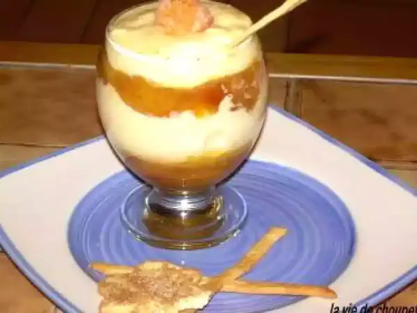 Délicieux dessert mirabelles mascarpone en verrine, garni d'une touche fruitée et accompagné de biscuits.
