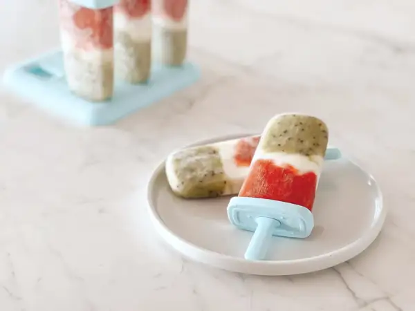 Délicieux dessert glacé recette : bâtonnets aux fruits et graines de chia, parfaits pour se rafraîchir.
