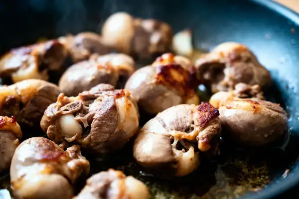 Rognons de veau façon grand-mère poêlés, dorés et fumants, un plat réconfortant qui rappelle les bons repas d'antan.