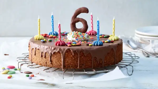 Un gâteau d'anniversaire facile et bluffant, prêt à célébrer 6 ans avec des bougies colorées et des bonbons !