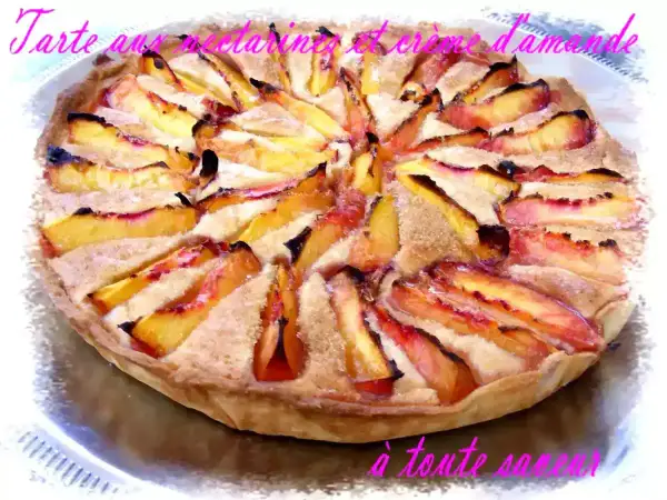 Tarte aux nectarines et crème d'amande, un délice doré et fruité, prêt à être dégusté.